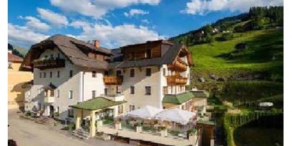 Pensionen - Radweg - Obertauern - Aussenansicht im Sommer ,
der Huettenwirt als ideales Ziel für Wanderer - Naturhotel Huettenwirt
