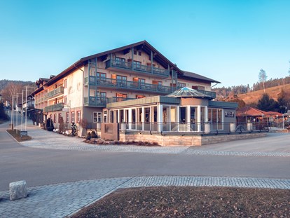 Pensionen - barrierefreie Zimmer - Bayerischer Wald - Hotelansicht - Ferienwohnungen "Zum Kramerwirt"