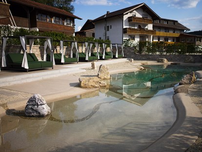Pensionen - Balkon - Bayern - Lagunen Pool mit Strandfeeling - Ferienwohnungen "Zum Kramerwirt"