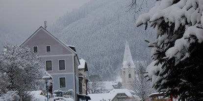 Pensionen - Skilift - Hochsteiermark - Blich Richtung Bürgeralm in Aflenz mit Kirche - Pension Gierlinger ***, Aflenz Kurort/ Steiermark