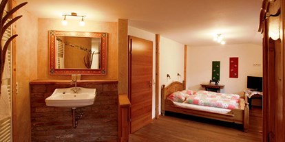 Pensionen - Wanderweg - Großsölk - Uriges Doppelbettzimmer mit Dusche und WC. - Ortnerhof Ennstal