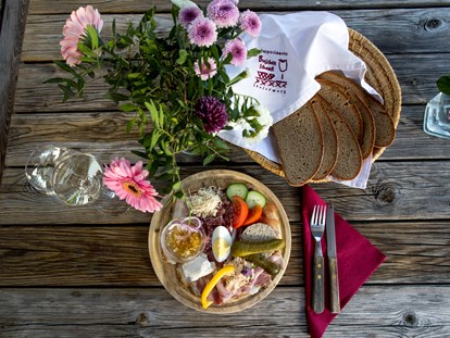 Pensionen - Frühstück: serviertes Frühstück - Arnfels - Unsere selbstgemachte Jause  - Gästezimmer & Buschenschank am Weingut Hack-Gebell