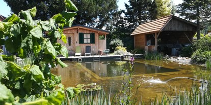 Pensionen - Sauna - Steiermark - Unser Schwimmteich mit der Saunahütte und der Grillhütte - Pension Wolkenreich