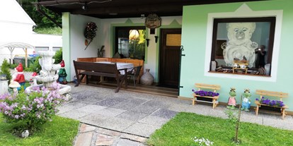 Pensionen - Trattenbach - Blick in den Garten vom "Singlezimmer" - Garten mit gemütlicher Sitzecke - Frühstückspension Hermine Fraiß