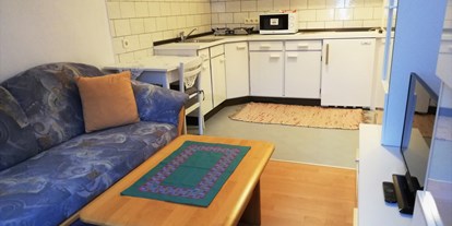 Pensionen - Kühlschrank - Mürzzuschlag - Wohnzimmer im Apartment "Panorama" - Frühstückspension Hermine Fraiß
