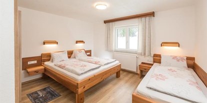 Pensionen - Umgebungsschwerpunkt: Berg - Kleinarl - Dreibettzimmer im Appartement Dachstein - Pension Wagnerhof