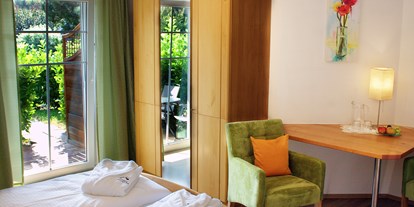 Pensionen - Sauna - Güssing - Unsere großzügigen und gemütlich eingerichteten Komfortdoppelzimmer mit Terasse bieten Ihnen eine einladende Südterrasse mit direktem Zugang zum Garten. - Pension Lammerhof