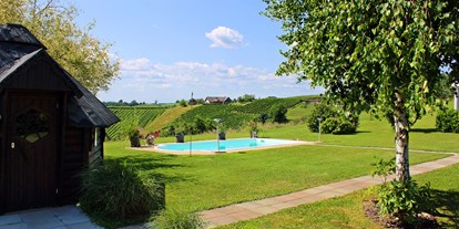 Pensionen - Pool - Steiermark - Genießen Sie Ihre ganz persönlichen Wohlfühltage in unseren gemütlichen Komfortdoppelzimmern und im weitläufigen Gartenbereich mit Saunahütte und Swimmingpool. - Pension Lammerhof