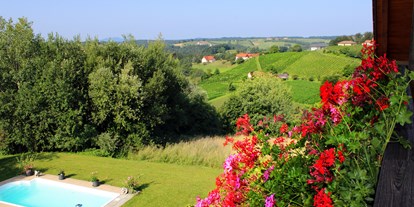 Pensionen - Pool - Österreich - Unsere großzügigen und gemütlich eingerichteten Komfortdoppelzimmer mit Balkon bieten Ihnen einen traumhaften Blick auf idyllische Weingärten und das Unterlammer Tal. - Pension Lammerhof