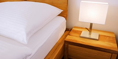 Pensionen - Sauna - Jennersdorf - Der Schlafbereich überzeugt durch den Komfort und die Gemütlichkeit eines Vollholz-Bettes und die angenehmen, natürlichen Holzelemente. - Pension Lammerhof
