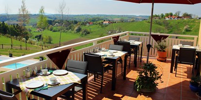 Pensionen - Balkon - Eltendorf - Auf unserer Panorama-Frühstücksterrasse genießen Sie jeden Morgen eine wunderschöne Aussicht. - Pension Lammerhof
