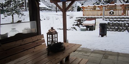 Pensionen - Terrasse - Stall - Im Winter draußen sitzen. - Haus Holunder Weissbriach