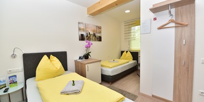 Pensionen - WLAN - Köflach - 2 Bett Zimmer mit Bad / WC, TV, Minibar, Internet - Ferienwohnung-Zimmer Yassi 