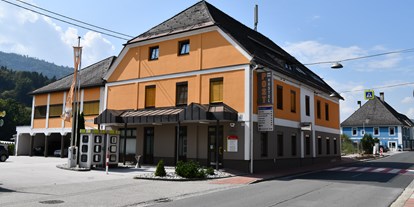 Pensionen - Terrasse - Deutschlandsberg - Das ehemalige Postgebäude wird seit 2014 als Posthostel geführt. Mitten am Hauptplatz in Lavamünd - direkt am Drauradweg R1 und dem Lavantradweg R10; am Jakobsweg - am Lavanttaler Höhenweg - am Kärntner Grenzweg - am Benediktweg - am Mariazeller Weg - Posthostel Lavamünd