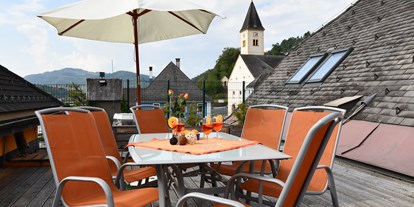 Pensionen - Art der Pension: Urlaubspension - Wolfsberg (Wolfsberg) - Dachterrasse mit Blick auf den Lavamünder Kirchturm - auf die Drau und auf den Marktplatz sowie auf den Berg - Posthostel Lavamünd