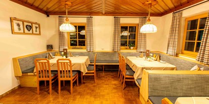 Pensionen - weitere Verpflegungsmöglichkeiten: Mittagessen - einer der Gasträume, Ursprüngliche Bauernstube mit Flair - Berggasthof-Pension Lahnerhof