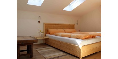 Pensionen - Wiesen/Pfitsch - Apartment: kuscheliges Schlafzimmer mit Doppelbett und Dachfenstern - Haus Sarah