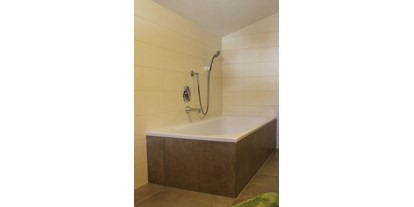 Pensionen - Langlaufloipe - Längenfeld - Apartment: große Badewanne - Haus Sarah