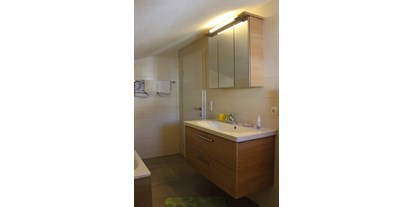 Pensionen - Umgebungsschwerpunkt: Berg - Gries am Brenner - Apartment: großer Waschtisch mit Spiegelschrank - Haus Sarah