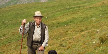 Pensionen - Art der Pension: Urlaub am Bauernhof - Flattach - Opa Hans hält mit Luna Nachschau beim Vieh. - Panoramapension Platzer