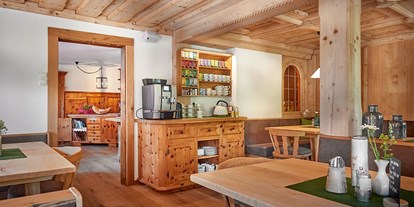 Pensionen - Art der Pension: Hotel Garni - Flachau - Frühstücksraum mit Bio Teestation und Kaffeemaschine - Pension Bliem