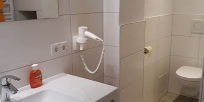 Pensionen - Umgebungsschwerpunkt: Therme - Pongau - Badezimmer mit Dusche und WC - Pension Wiederkehr