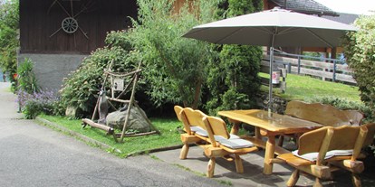 Pensionen - Restaurant - Hermagor - Ruhige Sitzecke vorm Haus - Waldpension Ranner