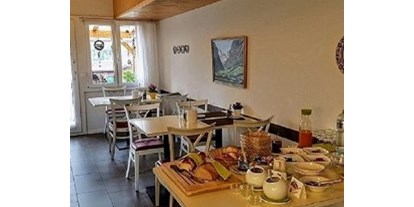 Pensionen - Garten - Berner Oberland - Teil vom Frühstücksraum - Chalet-Gafri BnB - Frühstückspension mit Top-Service auch jetzt in dieser Zeit.