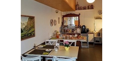 Pensionen - Restaurant - Schweiz - Teil vom Frühstücks- und Aufenthaltsraum - Chalet-Gafri BnB - Frühstückspension mit Top-Service auch jetzt in dieser Zeit.
