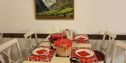 Pensionen - weitere Verpflegungsmöglichkeiten: Abendessen - Berner Oberland - Speiseraum für die Gäste - Chalet-Gafri BnB - Frühstückspension mit Top-Service auch jetzt in dieser Zeit.