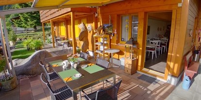 Pensionen - WLAN - Schweiz - Gedeckte Terrasse für unsere Gäste - Chalet-Gafri BnB - Frühstückspension mit Top-Service auch jetzt in dieser Zeit.