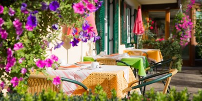 Pensionen - Restaurant - Ramsau (Bad Goisern am Hallstättersee) - In den Sommermonaten können sie ihr Frühstück auch gerne auf der Terrasse einnehmen  - Pension Maria Theresia