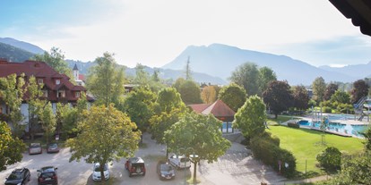 Pensionen - WLAN - Oberösterreich - Genießen sie den Ausblick vom ihrem Balkon auf die umliegende Bergwelt.
Von Mai - September ist der Eintritt ins Schwimmbad nebenan für alle Gäste kostenlos. 
 - Pension Maria Theresia
