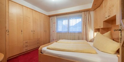 Pensionen - WLAN - Stubaital - Schlafzimmer vom Apartment Brennerspitz - Landhaus Hofer