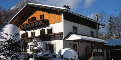Pensionen - Garage für Zweiräder - Salzkammergut - Hausansicht Winter - Pension Kasbergblick