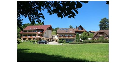 Pensionen - Garten - Schwarzwald - Außenansicht in der Mitte das Restaurant, sowie links und rechts Bettenhaus u. Gästehaus. - Landgasthof Adler-Pelzmühle