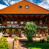 Pensionen: Unser 300 Jahre altes, sanft renoviertes Schwarzwaldhaus begrüßt Sie zu Ihrem erholsamen Urlaub - Gästehaus HolzerKreuz