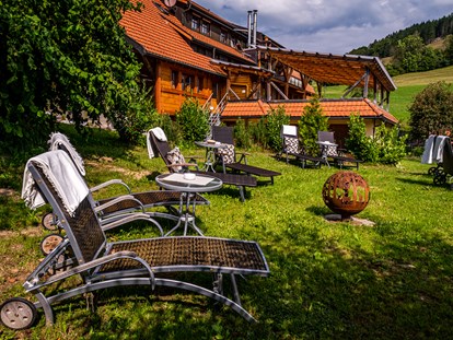 Pensionen - Schönau im Schwarzwald - Liegewiese  - Gästehaus HolzerKreuz