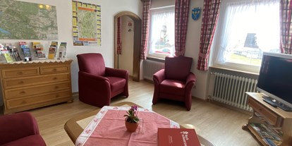 Pensionen - WLAN - Titisee-Neustadt - Aufenthaltsraum mit Informationsecke im Erdgeschoss - Pension Bader