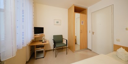 Pensionen - Fahrradverleih - Murrhardt - Einzelzimmer  mit SAT-TV, Telefon, WC und Dusche - Gästehaus Schumm