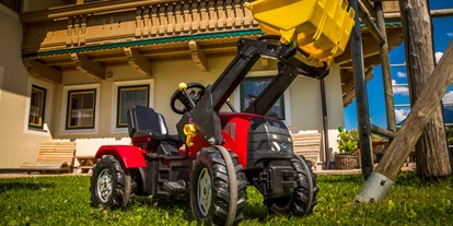 Pensionen - Art der Pension: Ferienwohnung - Gerlos - Traktor für unsere kleinen Gäste - Obertrattenbachhof