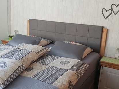 Pensionen - Art der Pension: Ferienwohnung - Bichlbach - 2 getrennte Schlafzimmer in jeder Wohnung - KOMFORT-FEWO BERGWELT HAHNENKAMM   - Lechtal - So/Wi
