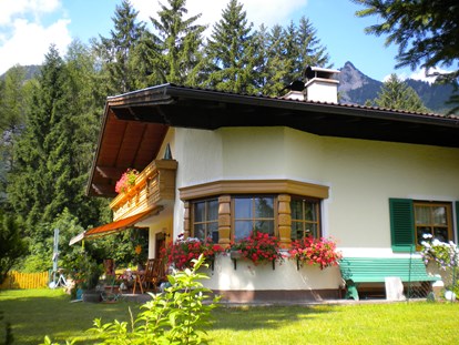 Pensionen - Parkplatz: kostenlos bei der Pension - Tirol - unser ruhiges Haus am Waldrand - KOMFORT-FEWO BERGWELT HAHNENKAMM   - Lechtal - So/Wi