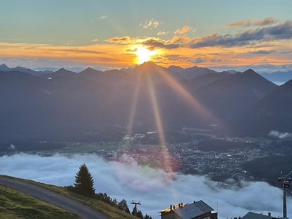 Pensionen - WLAN - Tirol - Sonnenaufgang Bergwelt Hahnenkamm - KOMFORT-FEWO BERGWELT HAHNENKAMM   - Lechtal - So/Wi