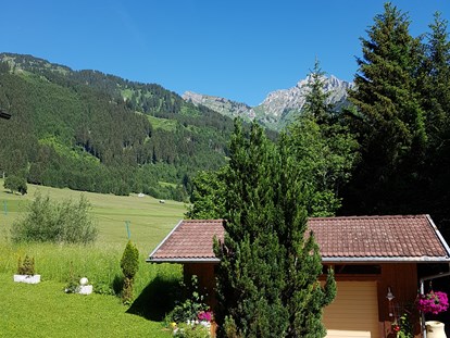 Pensionen - Parkplatz: kostenlos bei der Pension - Tirol - Ausblick von unserem Garten - KOMFORT-FEWO BERGWELT HAHNENKAMM   - Lechtal - So/Wi