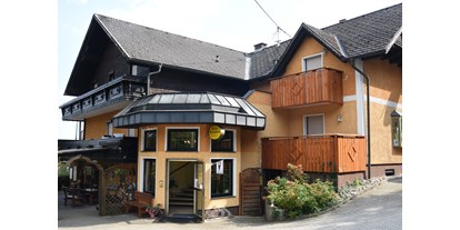 Pensionen - WLAN - Ohlsdorf - unser Haus mit Eingang zur Rezeption und durch den Biergarten in das Gasthaus und an die Hausbar "Plauscherl" - AKTIVPARK Hotel Pension Stadlhuber