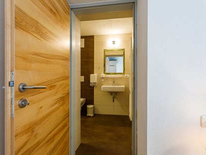 Pensionen - WLAN - Enns - Dusche und WC im Komfortzimmer - Pension Au an der Donau