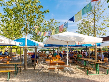 Pensionen - Parkplatz: kostenlos bei der Pension - Gutau - unser Gastgarten mit traumhafter Donausicht - Pension Au an der Donau