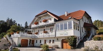 Pensionen - Garten - Hofkirchen im Mühlkreis - Gästehaus Lang liegt auf einer kleinen Anhöhe mit traumhaften Panorama über das Donautal zur Nordalpenkette - Gästehaus Lang