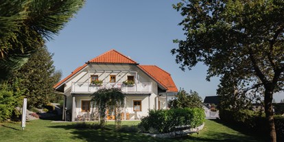 Pensionen - WLAN - Vichtenstein (Vichtenstein, Sankt Roman) - Unsere Pension vom Hausgarten aus gesehen - Gästehaus Lang